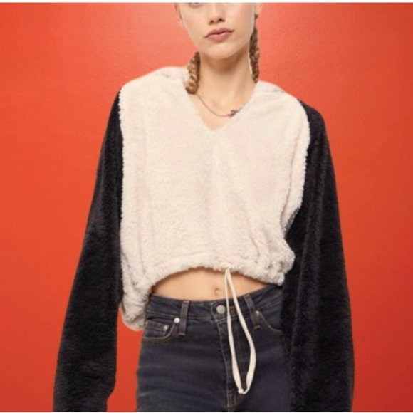 NWOT Urban Outfitters Black Cropped Slouchy Drawstring Hoodie - Picture 2 of 9